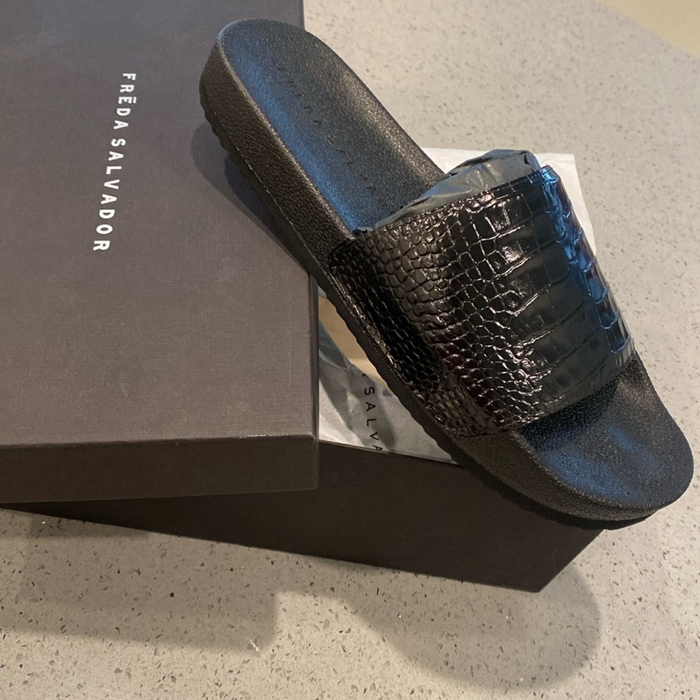 Freda Salvador black Lea crocodile pool slides, size 9
